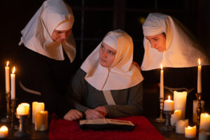 Řeholní sestry - černé či šedé tuniky a bílé plachetky.